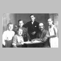 061-0086 Instfamilie auf Gut Leissienen Lina und Wilhelm Heinrich mit ihren Kindern, v.l. Alfred, Otto, Richard und Lydia.jpg